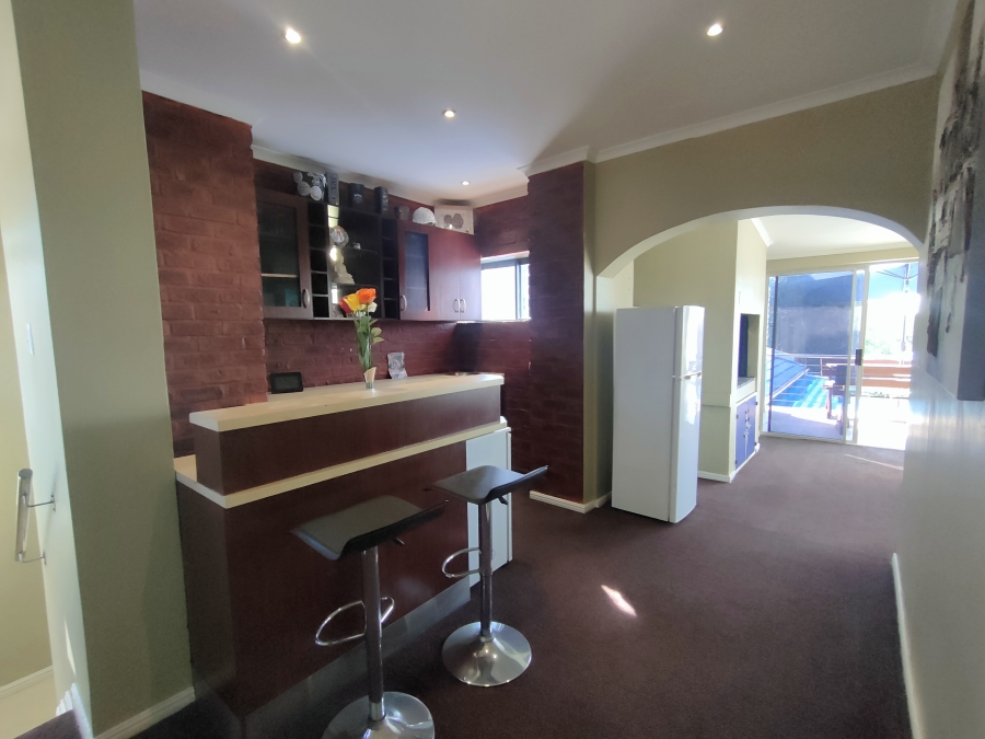 8 Bedroom Property for Sale in Wavecrest Eastern Cape